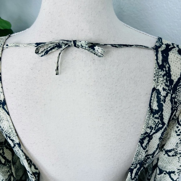 SNAKE PRINT BLUE GREY BELL SLEEVE SHORT POM POM ROMPER - Picture 4 of 7